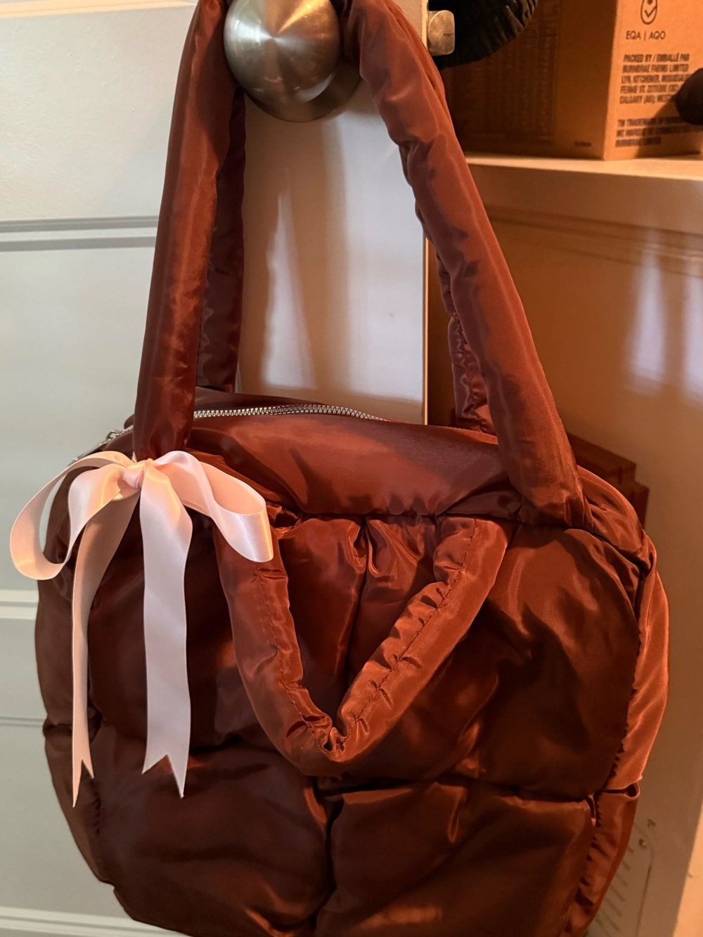 Cocoa puffy tote Brown color